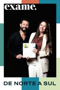 Rogério Sthanke e Thaísa Lemes, fundadores da 4Beach Gym, segurando a revista Exame